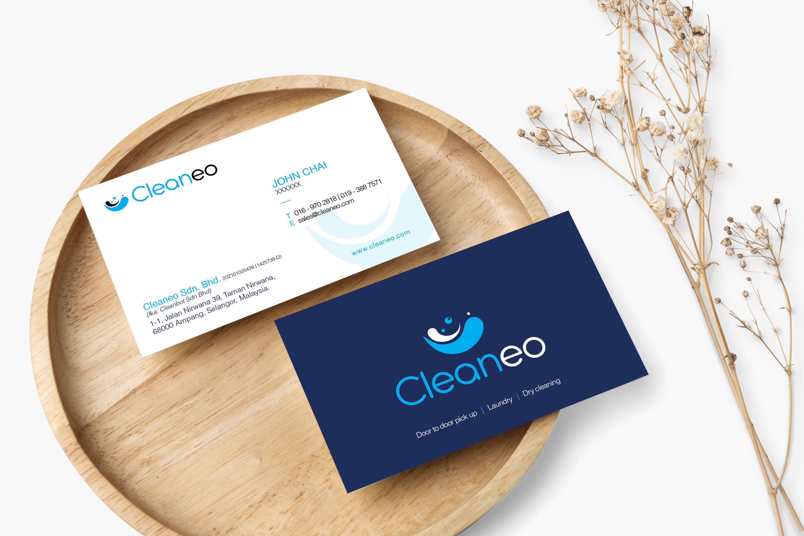 Flyer psd mockup on wooden plate in flat lay style